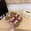 Chinelos de Veludo com Fivela Dupla e Solado Grosso Femininos 2026 Verão Novo Versátil para Uso Externo Confortáveis Modernos Versáteis Confortáveis Sapatos Birkenstock
