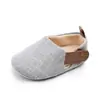 Zapatos de bebé para primavera y verano zapatos para niños pequeños zapatos para hombre y mujer tesoro suela suave antideslizantes 0-1 años zapatos de tela al por mayor 2210