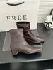 []2026 Outono/Inverno Novas Botas Western Retrô com Salto Escondido e Bico Quadrado Botas de Cano Curto Femininas Moda Francesa Botas Femininas