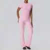 Conjunto de yoga estilo europeu e americano, top esportivo de manga curta sem costura, polido duas vezes, justo e calça longa flare que levanta o bumbum, conjunto de duas peças para corrida e fitness