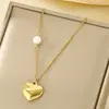 Colar de pérolas estilo francês de luxo leve europeu e americano transfronteiriço para mulheres, design de nicho com formato de coração, joia de corrente para clavícula de aço inoxidável de alta qualidade