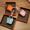 Colgante de minibolso de cesta, llavero de coche de cuero de alta calidad, funda para auriculares, decoración creativa para coche, venta al por mayor