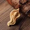 Madera de Ciprés Talla de Madera Hoja de Loto Guanyin Colgante de Cuello Chino Pieza de Mano Artesanías de Talla de Madera Accesorios para el Hogar Colgante