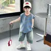 Conjunto Listrado de Verão para Meninos 2026 Novo Estilo Verão Fino Sem Mangas Colete Estiloso Streetwear da Moda para Meninos