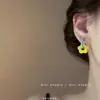 ¡Historia Grotesca! ¡Arete pequeño de flor de color lindo! Pendientes de Color de Diseño Elegante de Nicho Pendientes de Botón Simples
