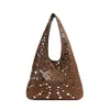 Bolsas Transfronterizas para Mujer 2025 Nuevo Casual Elegante Moderno Genial Lunares Remache Bolso de Axila Versátil Cubo Bolso de Hombro para Mujer