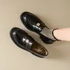Zapatos de Cuero Pequeños Camelia Amor Hebilla Dorada Retro Suela Gruesa Boca Profunda 2026 Invierno Slip-on Estilo Perezoso Mocasines para Mujer