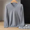 Nueva camiseta base de punto de cachemira para otoño e invierno, suéter de color liso a la moda, simple, casual, cálido, adecuado para negocios y para ir al trabajo para hombres