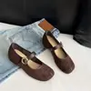Sapatos rasos femininos estilo retrô com bico redondo e fivela de metal, sapatos baixos de camurça com uma tira e fivela, sapatos Mary Jane versáteis e artísticos