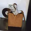 Venta al por mayor transfronteriza de bolsos de un solo hombro elegantes y retro para mujer, con nuevos diseños, estilos de moda, gran capacidad y opciones de bolsos tote y cubo retro, así como bolsos cruzados