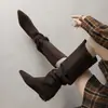 Botas Elegantes de Bico Fino em Camurça Integral de Couro, Modelo Novo, Botas Estilosas para o Dia a Dia com Circunferência Grande do Cano e Salto Interno