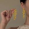 Pendientes de flores doradas "Flores" 2024, nuevas explosiones, elegantes pendientes metálicos de lujo de alta gama para mujer.