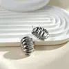 Pendientes de botón geométricos irregulares de aleación de lujo ligero, pendientes vintage de raya repujada, pendientes de textura plisada exagerada, venta al por mayor para mujeres