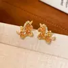 Novos Brincos de Tarraxa Niche com Diamantes Incrustados em Agulha de Prata, Brincos de Tarraxa de Luxo Leve de Alta Qualidade, Brincos Simples Versáteis da Moda com Senso de Design, Niche