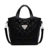 Bolsos populares para mujer de este año 2026 nuevo nicho bordado de diamantes bolso de hombro versátil estilo ins bolso cruzado de hombro