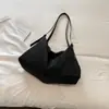 Bolsa de mão estilosa e casual com um toque único e descontraído, perfeita para o outono de 2026; uma bolsa tiracolo simples e versátil para o trabalho e o trajeto