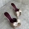 Sandalias elegantes de alta gama, nuevo modelo de verano europeo y americano, pantuflas sexys de tacón alto con lazo, punta abierta de satén, sandalias encantadoras de una sola tira