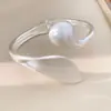 Pulseira aberta com folha fosca e gota d'água, estilo europeu e americano, simples e única, elegante e de alta qualidade, joia niche de luxo leve