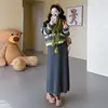 Moda Gestante outono e inverno novo conjunto de malha listrada duas peças xale cachecol top saia curta solta cobrindo a barriga casaco retrô