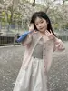 Ropa infantil para niñas con botones coloridos, adecuada para habitaciones con aire acondicionado y uso al aire libre, camisa de protección solar tejida de lino de bambú suave y ligera, estilo coreano