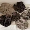 Goma para el pelo de satén con estampado de leopardo coreano Moda Versátil Elegante Accesorio para coleta baja Cuerda elástica para el pelo