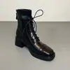 Botines tipo Martin de cordones estilo británico retro para mujer, colección otoño/invierno 2026, con punta cuadrada, tacón grueso y diseño versátil adecuado para el trabajo y el uso diario, creando un efecto adelgazante y un look de botín biker