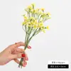Arranjo decorativo com margaridinhas, crisântemos selvagens, flores artificiais de camomila, flores de seda para banquete e pequenas mesas de jantar