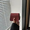 Bolso mini cuadrado de lujo ligero estilo coreano al por mayor para mujer, nuevo modelo otoño 2026, bolso de hombro con cadena de patrón oscuro, bolso cruzado para el día a día