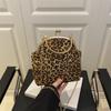 Bolsa de Mão com Estampa de Leopardo Moda Transfronteiriça Comércio Exterior para Mulheres 2026 Novo Modelo Bolsa de Festa com Corrente Versátil Bolsa de Ombro Transversal Bolsas