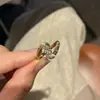Anel de Dedo Dourado Super Brilhante de Alta Qualidade para Mulheres Design de Nicho Las Curvadas Zircônia Moda Elegante Anel Aberto