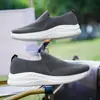Tênis Casuais Slip-On 2025 Novo Malha Fly-Knit Respirável Sapatos Preguiçosos Confortáveis Versáteis Tendência Sapatos Baixos Atacado