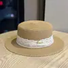Chapéu de Palha Flat-Top com Borda de Renda Estilo Novo 2026 para Mulheres, Chapéu de Palha Elegante com Aba Reta e Pérolas para Primavera e Verão, Chapéu de Sol com Proteção Solar