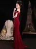 Vestido de Ombro Único Cor de Torrada, Vestido de Noiva Vinho Emagrecedor para Noivado, Vestido de Festa de Luxo, Vestido de Cauda de Peixe com Babados
