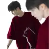 Camiseta Masculina de Gato Cor Vinho Manga Curta Verão Solta Pesada Meia Manga 2025 Nova Tendência Estilo Americano Camiseta