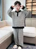 Pijama Infantil Masculino Outono/Inverno 2026 Novo Estilo Manga Longa Espessado Listrado Pulôver Conjunto para Casa Roupas de Inverno