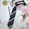 Ciruela madura con la misma insignia corbata de rayas estilo británico retro camisa bordado tuga gratis jk escuela para rayas azules