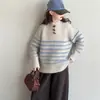 Suéter de Punto Rayado con Cuello Redondo para Niñas Otoño/Invierno 2026 Nuevo Estilo Ropa de Otoño para Niñas Grandes Tejido Elegante con Botones de Cuerno Versátil Moderno