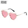 SM0001 gafas de sol con forma de corazón europeas y americanas gafas de sol polarizadas moda femenina decorativas huecas anti-ultravioleta patilla de resorte corazón de melocotón