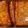 Bambu frito em óleo vermelho com macarrão de caracol, brotos de bambu desfiados, pronto para comer da embalagem, vegetais em conserva, aperitivo para arroz, brotos de bambu crocantes, parceiro de arroz e vegetais, lanche