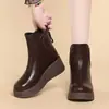 Botas Martin de cuero suave con suela gruesa, botas cortas cómodas de punta redonda con forro de felpa para invierno 2026, botas de algodón para mujer que aumentan la altura, nuevas botas Martin para mujer