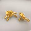 Nuevos aretes de aguja de plata S925 con forma de nudo dorado, diseño de nicho de moda personalizado, aretes de lujo ligero al por mayor