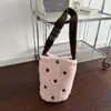 Bolso peludo de moda de invierno para mujer 2025 Nuevo bolso simple de felpa nicho de un solo hombro cruzado tipo cubo