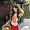 Camiseta de Manga Corta con Hombro Normal y Estampado de Fresas Estilo Americano para Mujer, Nueva Llegada de Verano, Corte Ajustado, Corta, Cintura Ceñida, Top con Hermoso Sentido del Diseño