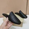 Chinelos Fechados Artesanais em Couro Genuíno para Homens, Mules de Couro com Solado Macio para Uso Externo, Sapatos Fechados Casuais Modernos Que Podem Ser Usados na Rua