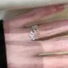 Anillo de cristal negro con estilo geométrico frío, diseño de nicho, personalidad de moda, sensación avanzada, anillo abierto, moda femenina popular en Internet.