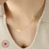 Collar con Colgante de Corazón de Melocotón con Letra en Inglés Europeo y Americano Estilo Nicho Elegante Minimalista Personalidad Acero de Titanio Chapado en Oro Sin Decoloración P799