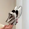 2026 Nuevo Verano Tacón de Gatito con Lazo Zapatos de Tacón Alto para Mujer Sandalias de Punta Cerrada Zapatos Individuales Plateados de Comercio Exterior Transfronterizo
