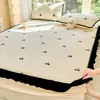 Lençol de cama acolchoado espesso estilo francês em veludo de leite, peça única, colcha de inverno em fleece de coral, mais um conjunto de três peças de protetores de colchão forrados com fleece