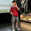 Conjunto de Verão para Meninos Médio e Grande Estampa de Letras Manga Curta Jeans Cinco Pontos Rascunho Bonito Conjunto de Duas Peças Tendência