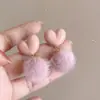 Novo mais vendido rosa leitoso vermelho adorável bola de pelúcia clipe de orelha para menina outono e inverno elegante moda brincos stud de orelha que combinam com tudo
